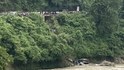 काठमाडौंबाट जोमसोम जाँदैगरेको बस त्रिशूली नदीमा खस्यो, ८ जनाको मृत्यु…